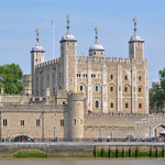 Tower_of_London_viewed_from_the_River_Thames